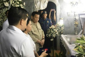 Duterte gives posthumous award to Bulacan cop killed in buy-bust 